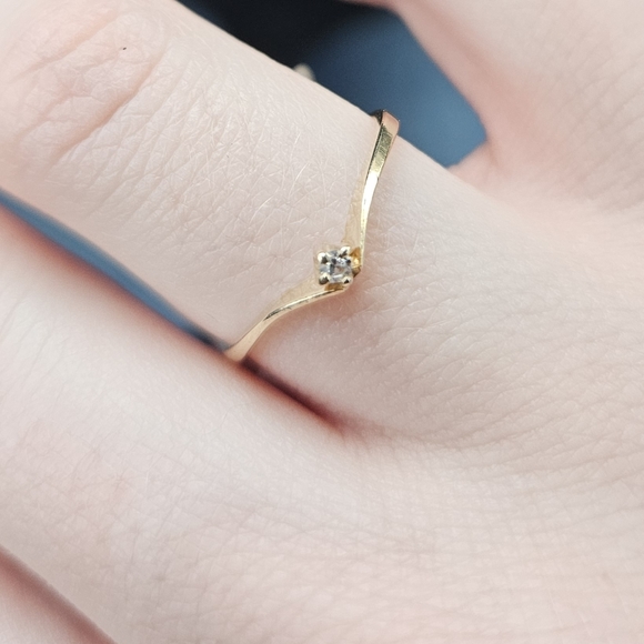 10K Gold and Diamond Chevron Ring - Picture 1 of 7